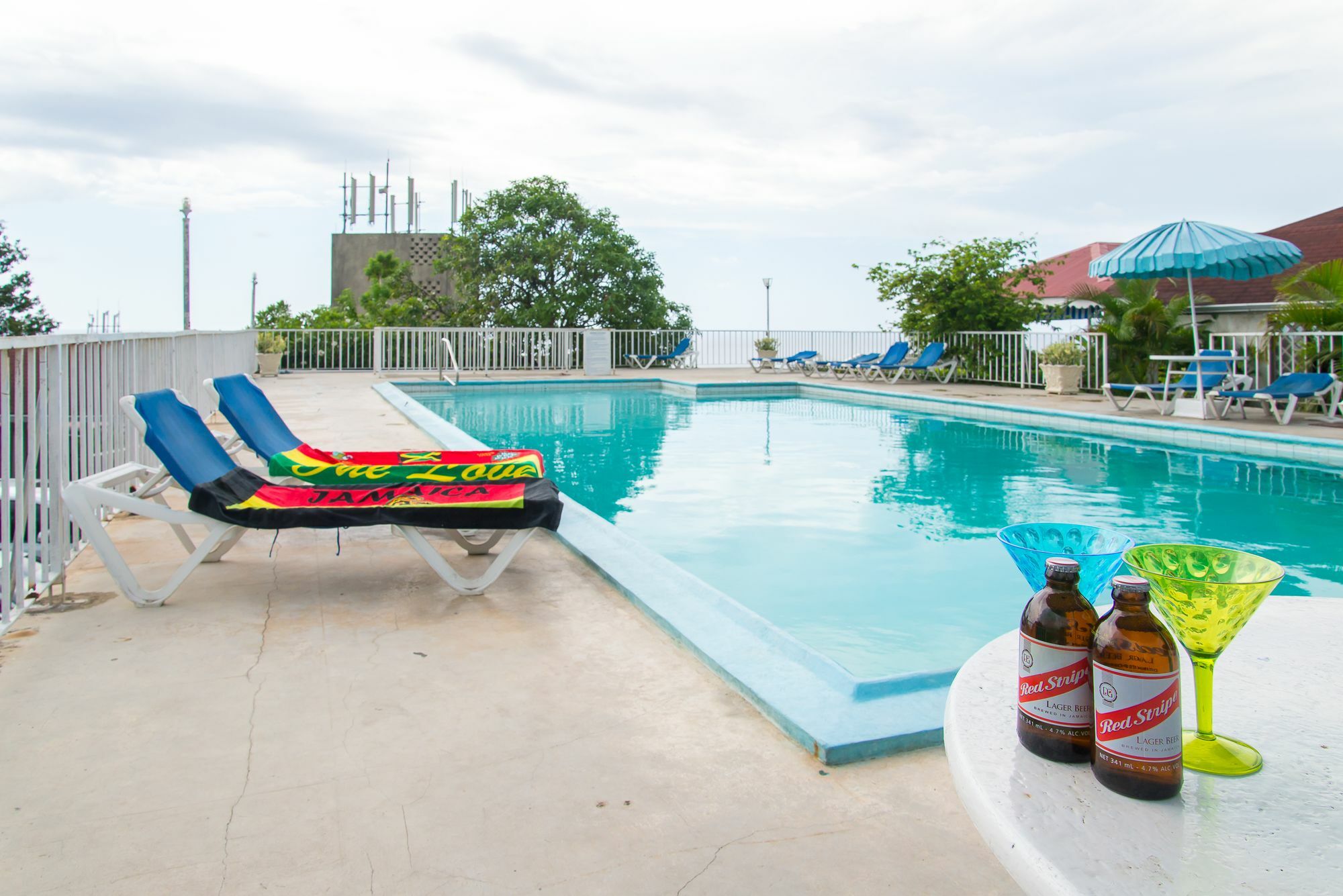 Montego Bay Club Apartments Bagian luar foto